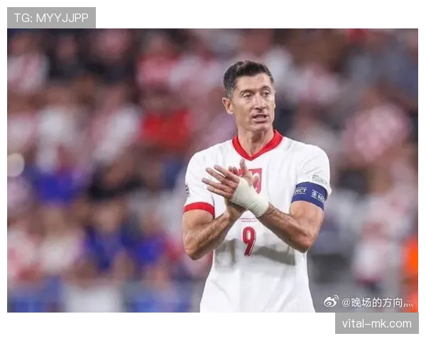 波兰队迎新队长 莱万多夫斯基完成袖标交接开启新纪元